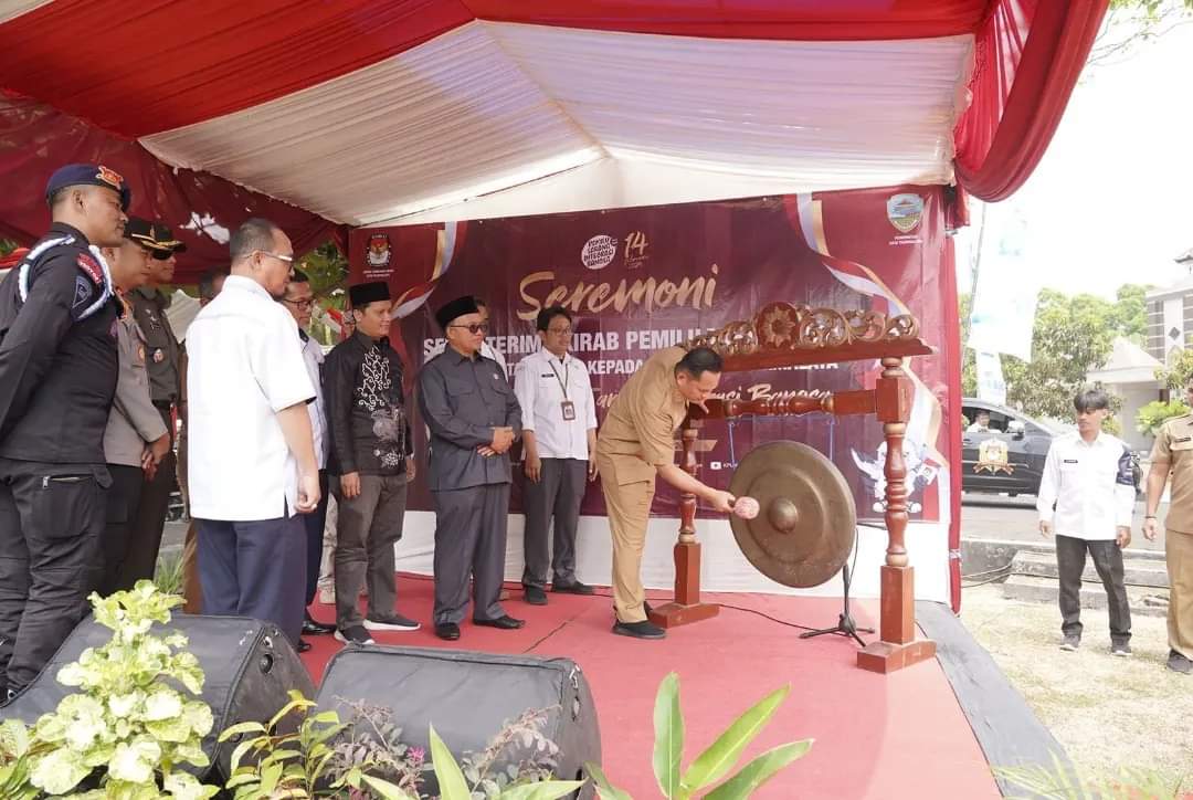 Pj Walikota Dr Cheka Didampingi Sekda Ivan Dicksan Hadiri Kegiatan kirab pemilu 2024.