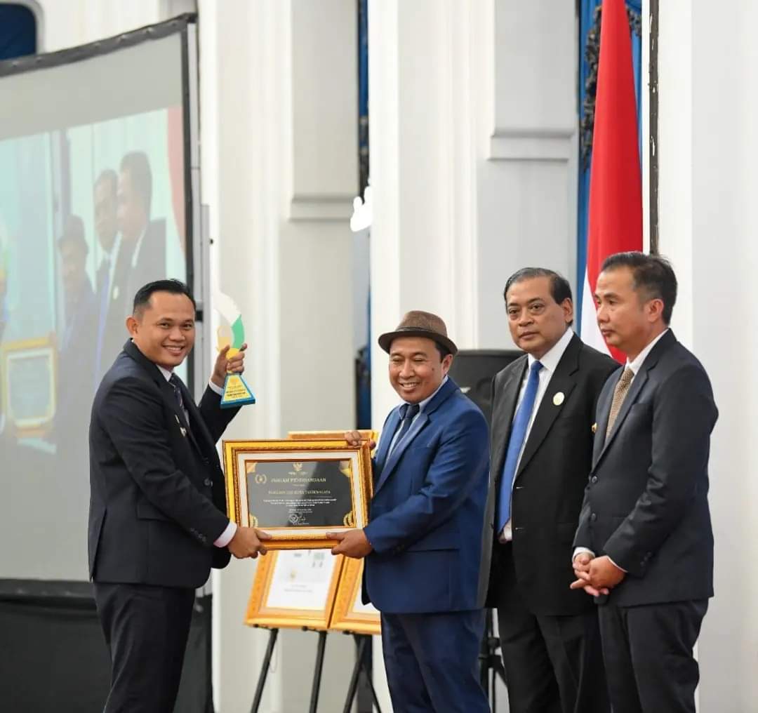 Pj Walikota Dr Cheka Menerima Penghargaan Badan Publik Informatif pada Anugerah Keterbukaan Informasi Publik Jawa Barat Tahun 2023.