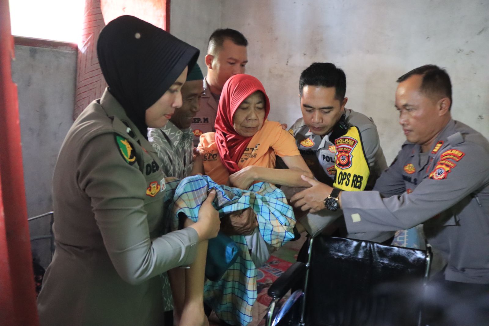 Peduli Disabilitas Polres Tasik Kota, Berikan Bantuan Kursi Roda dan Sembako Untuk Warga Rajapolah.