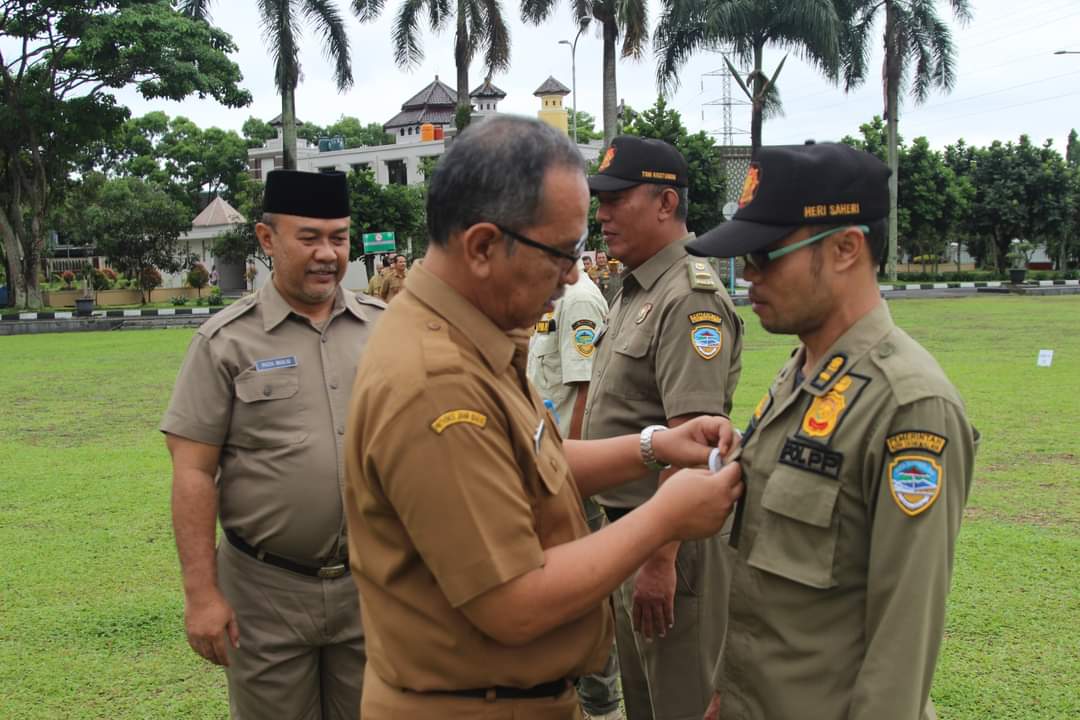 Sekda Ivan Pimpin Apel Pagi Dirangkaikan penyerahan SK Pensiun PNS TMT Desember 2023.