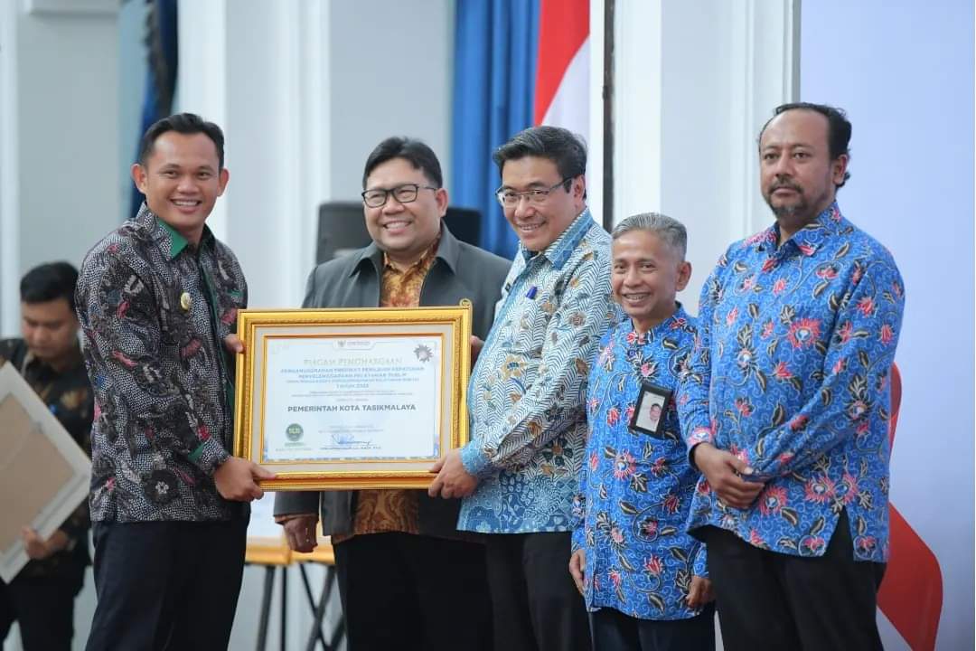 Walikota Dr Cheka Menerima Piagam Penghargaan Opini Pengawasan Penyelenggaraan Pelayanan PublikTahun 2023.