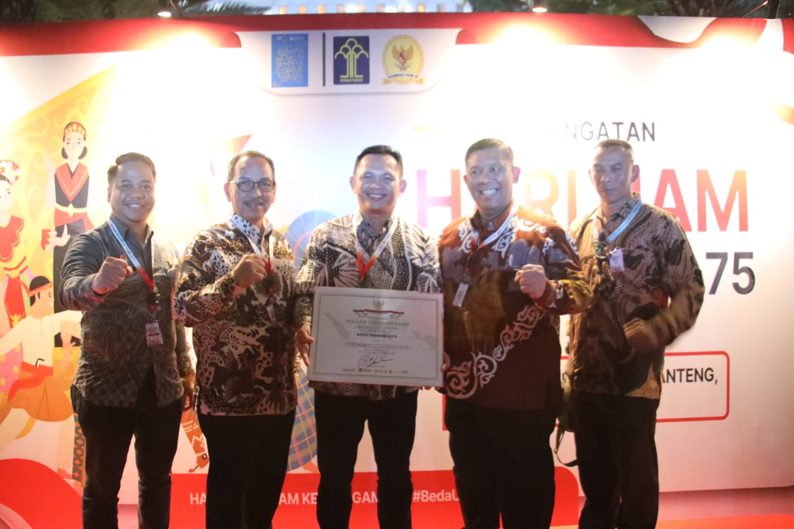 Kembali Pemkot Tasikmalaya Menerima Penghargaan Kota Peduli HAM Tingkat Nasional Tahun 2022 Dalam Rangkaian Peringatan Hari HAM Sedunia Ke-75.