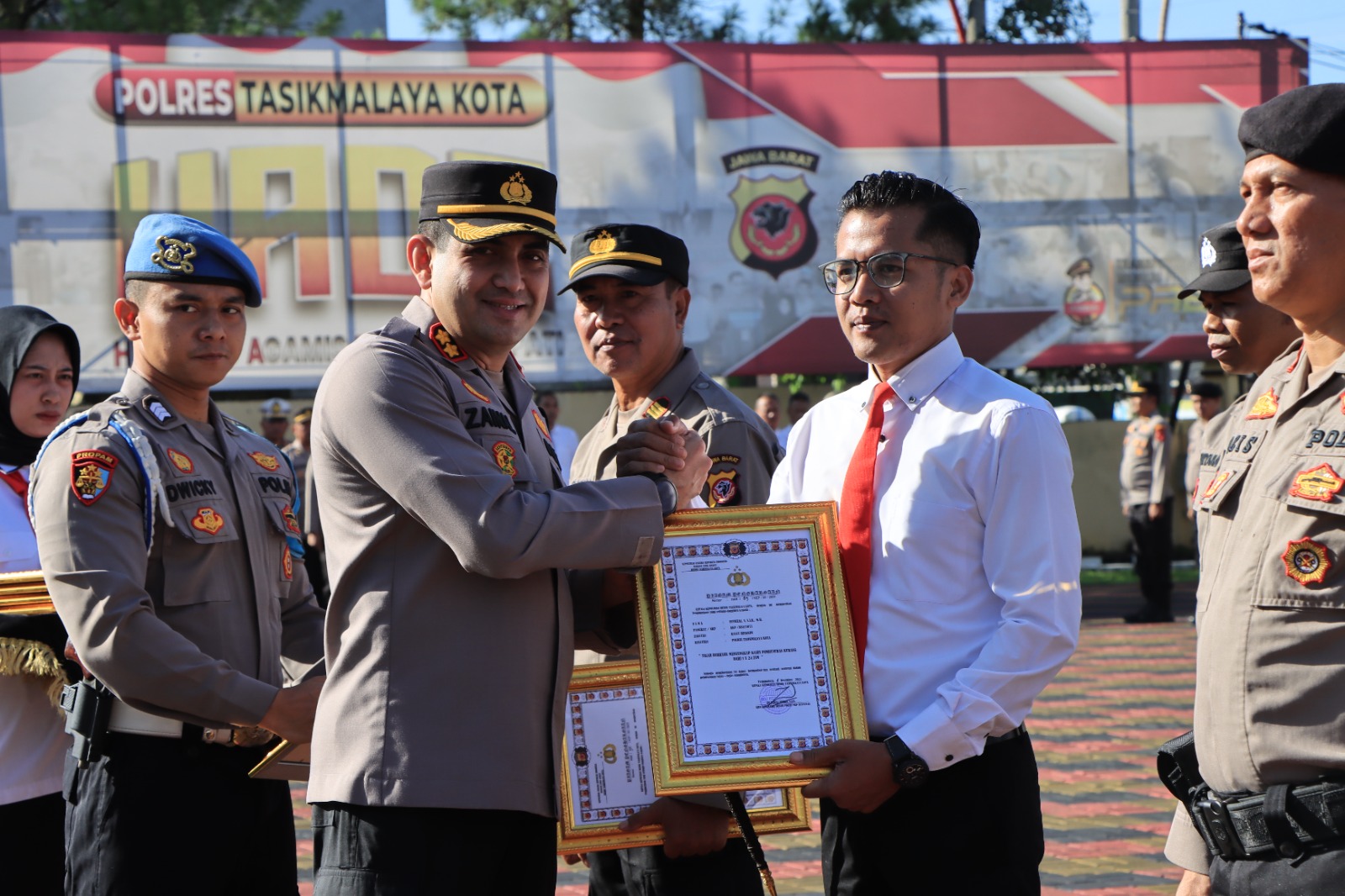 Kapolres Tasikmalaya Kota Berikan Penghargaan Kepada Kasat Reskrim dan Tim yang Ungkap Kasus Pembunuhan di Pagerageung.