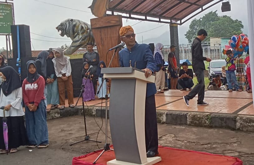 Acara Puncak Carnaval Panjalu Festival  Dibuka Secara Resmi Oleh Kepala Desa Panjalu Yuyus.