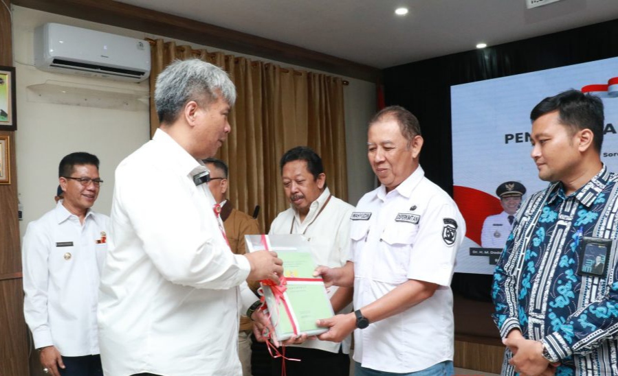 Bupati Bandung Dadang Hadiri Penyerahan Sertifikat Tanah Lintas Sektoral, Aset Pemda, BMN dan BUMN Tahun 2023.