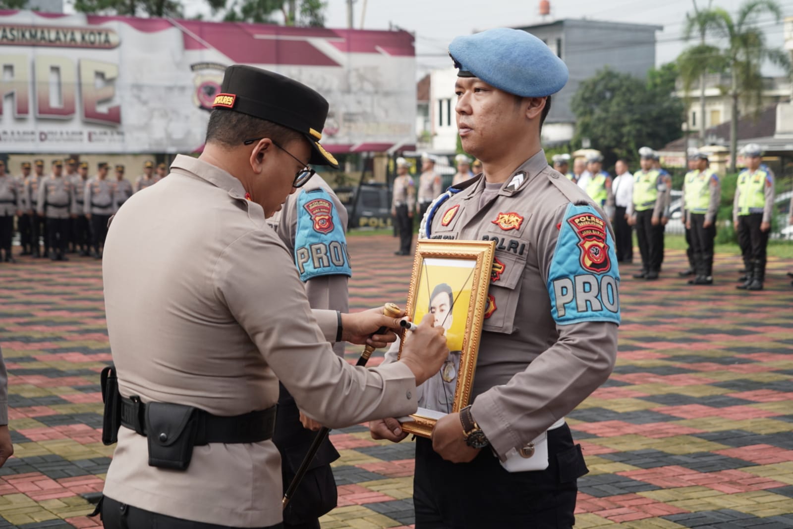 Kapolres Tasikmalaya Kota Pimpin Upacara Korps Raport Kenaikan Pangkat Pengabdian dan PTDH Anggota Kasus Narkoba.