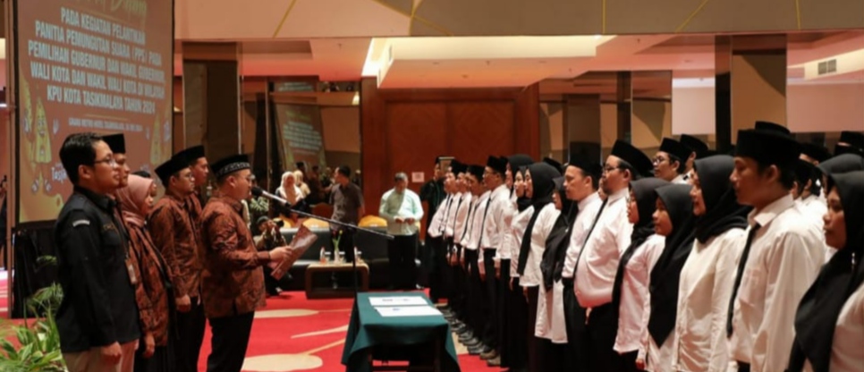 Plh Walikota Tasikmalaya Drs Asep Hadiri Pelantikan dan Pengambilan Sumpah Anggota Panitia PPS Untuk Pilkada 2024.
