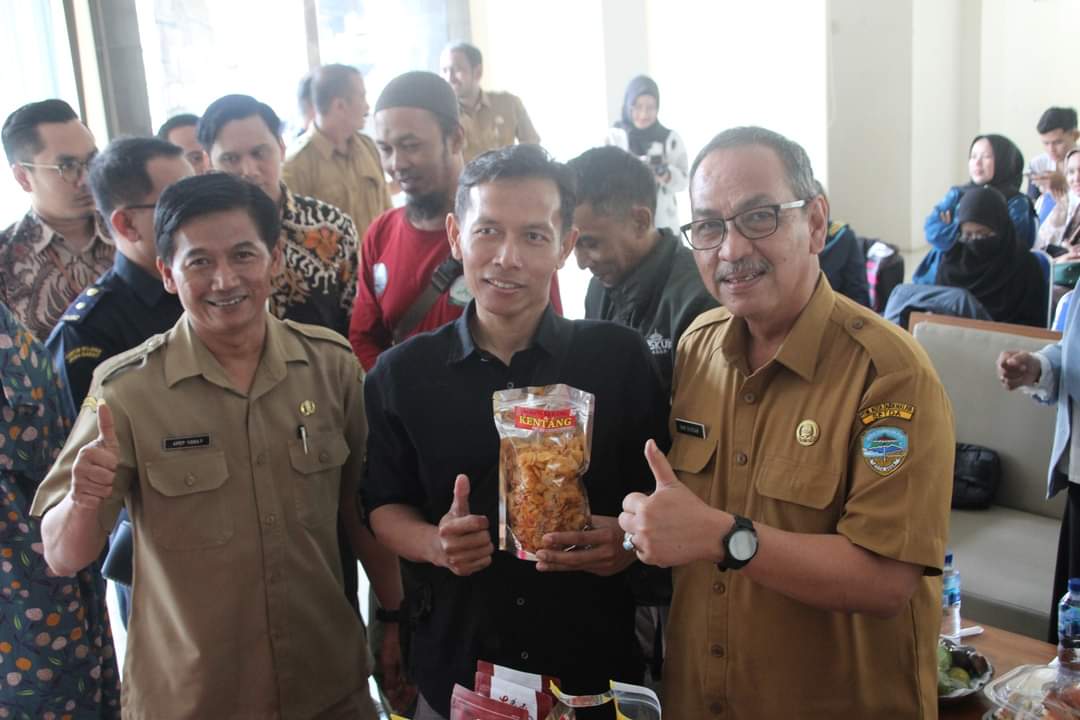 Sekda Dr H Ivan Hadiri Launching Program dan Materi Literasi Keuangan UMKM Naik Kelas.