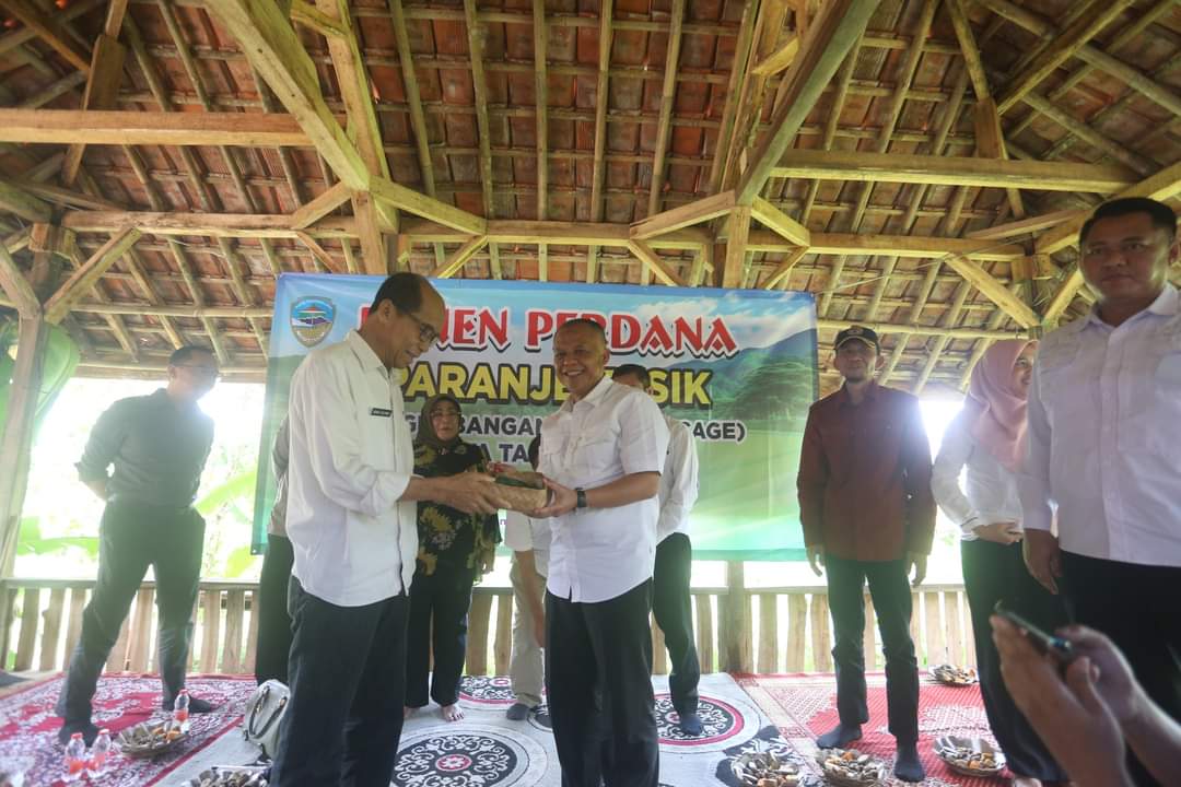 Plh Walikota Drs Asep Hadiri Panen Perdana Ayam Rancage di Kandang Paranje.