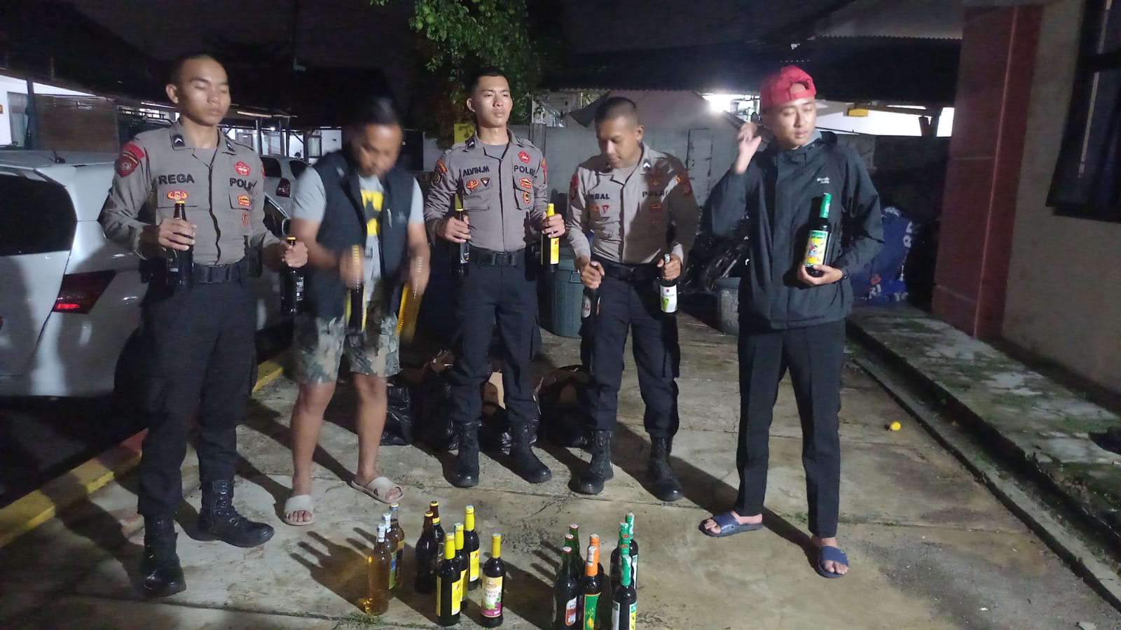 Gencar Berantas Penyakit Masyarakat, Polres Tasik Kota Gerebek Rumah Kontrakan Sita Puluhan Botol Miras Berbagai Merek.