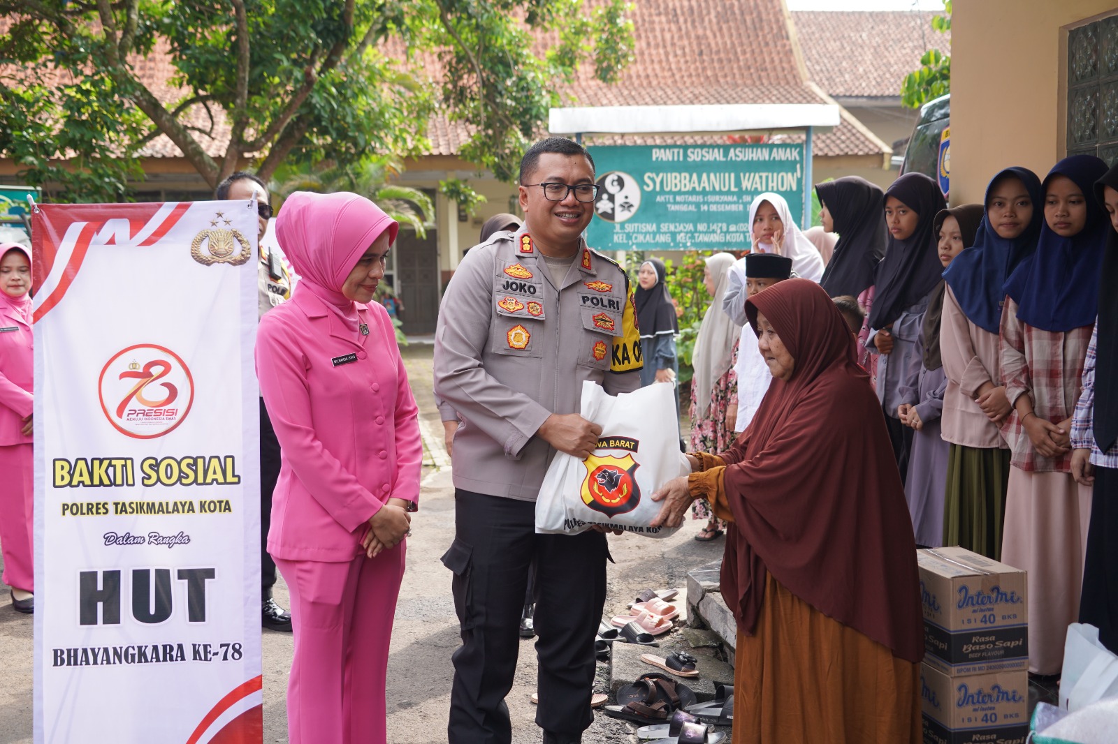 Bakti Sosial Kapolres Tasik Kota Berikan santunan ke Panti Asuhan.