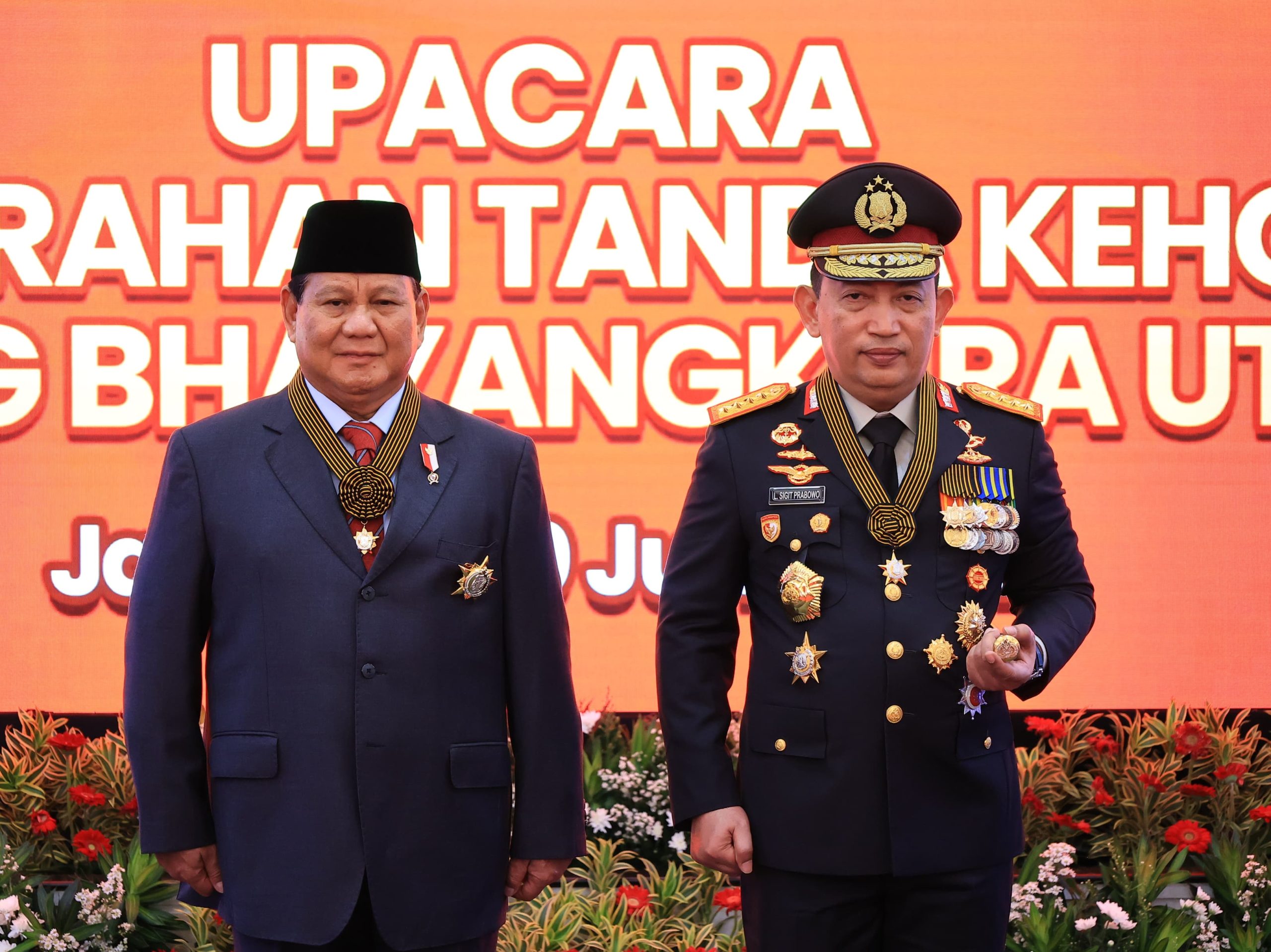Menhan Prabowo Subianto Terima Penghargaan Tanda Kehormatan Bintang Bhayangkara Utama Polri.