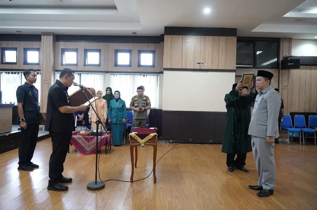 Pj Walikota Tasikmalaya Dr Cheka Lantik dan Mengambil Sumpah Imin Muhaimin Menjadi Kadis PPKBP3A.