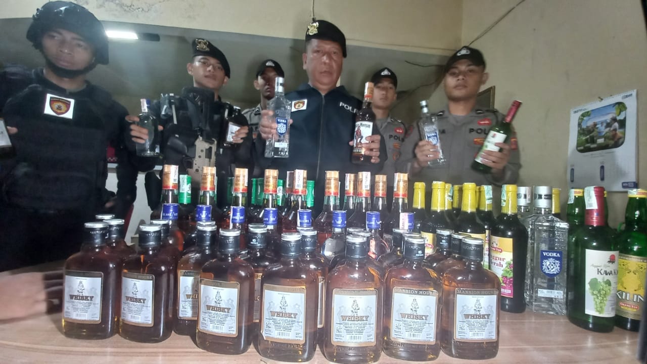 Diduga Hendak Edarkan Miras Impor Di Kota Tasikmalaya, Sebuah Mobil Minibus Diamankan Polisi.