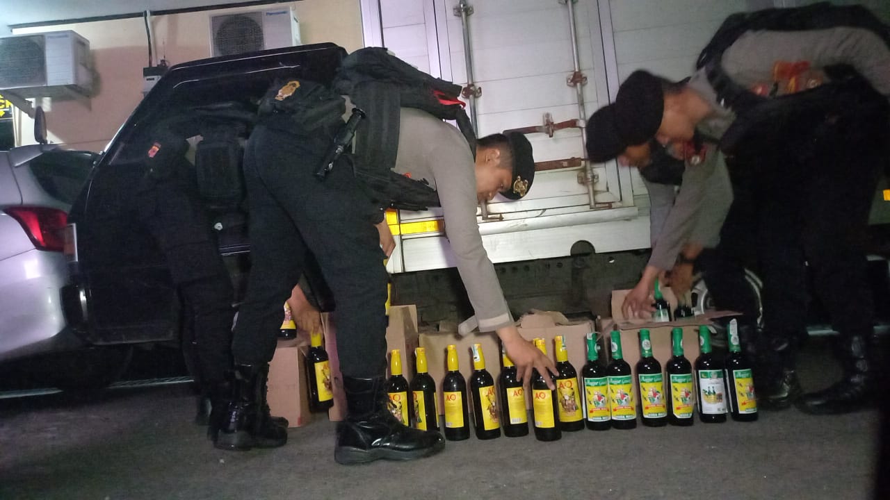 Dua Mobil Angkut Ratusan Botol Miras, Diamankan Patroli Tim Maung Galunggung Polres Tasik Kota.