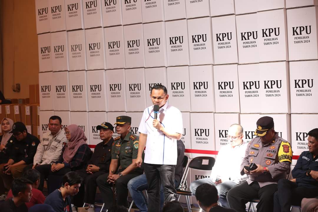 Pj Walikota Dr Cheka Hadiri Pembukaan Sortir dan Pelipatan Surat Suara Pemilu Tahun 2024.