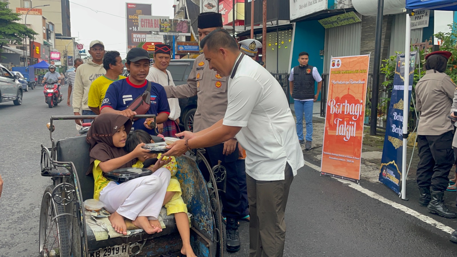 Polres Tasikmalaya Kota Berbagi Takjil, Wujud Kepedulian di Bulan Ramadan.