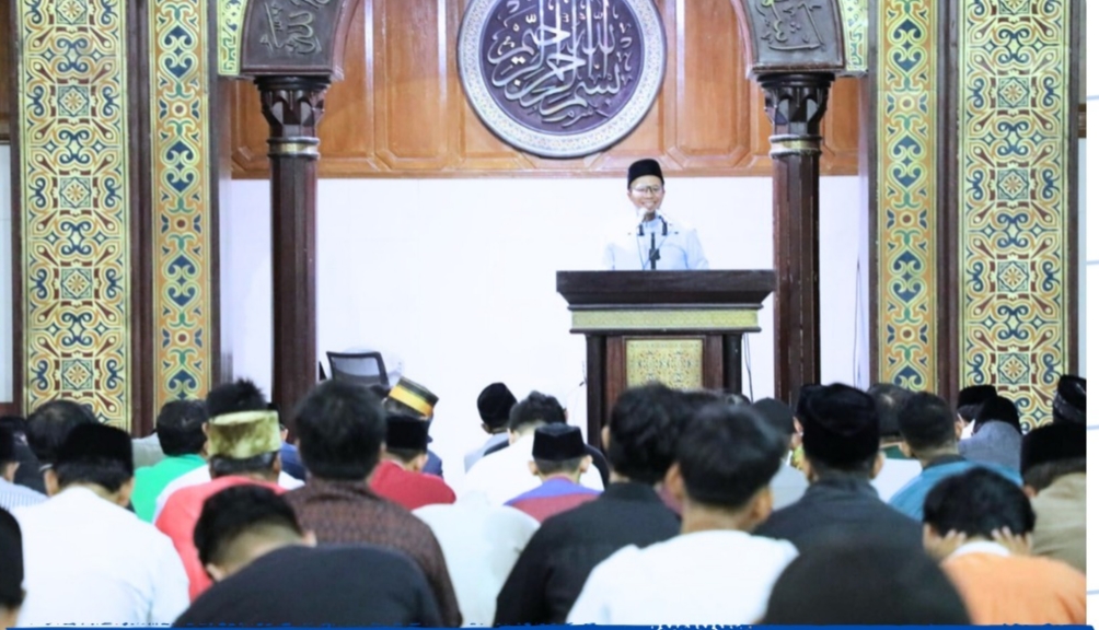 Walikota Tasikmalaya Viman Alfarizi Hadiri Sholat Tarawih Perdana Masjid Agung Kota Tasikmalaya.