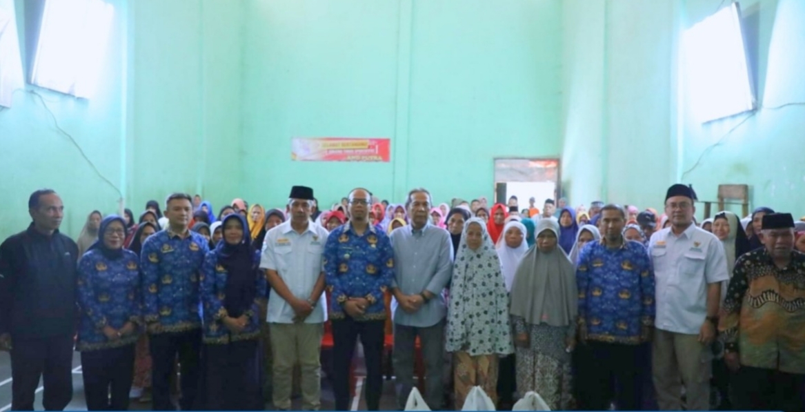 Walikota Tasikmalaya Viman Serahkan Bantuan Program Mayasari Peduli Berupa 175 Paket Sembako Kepada Kaum Dhuafa.