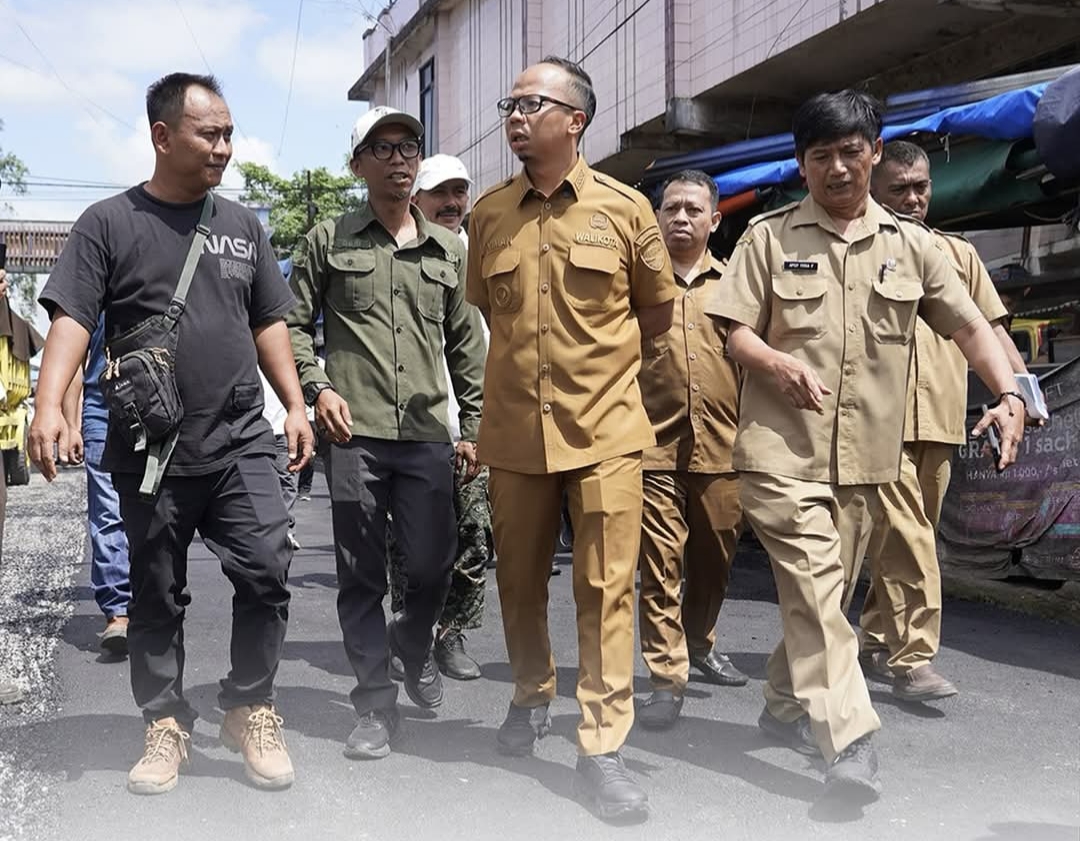 Walikota Tasikmalaya Viman Tinjau Pemeliharaan Jalan Utama Pasar Cikurubuk Kota Tasikmalaya.