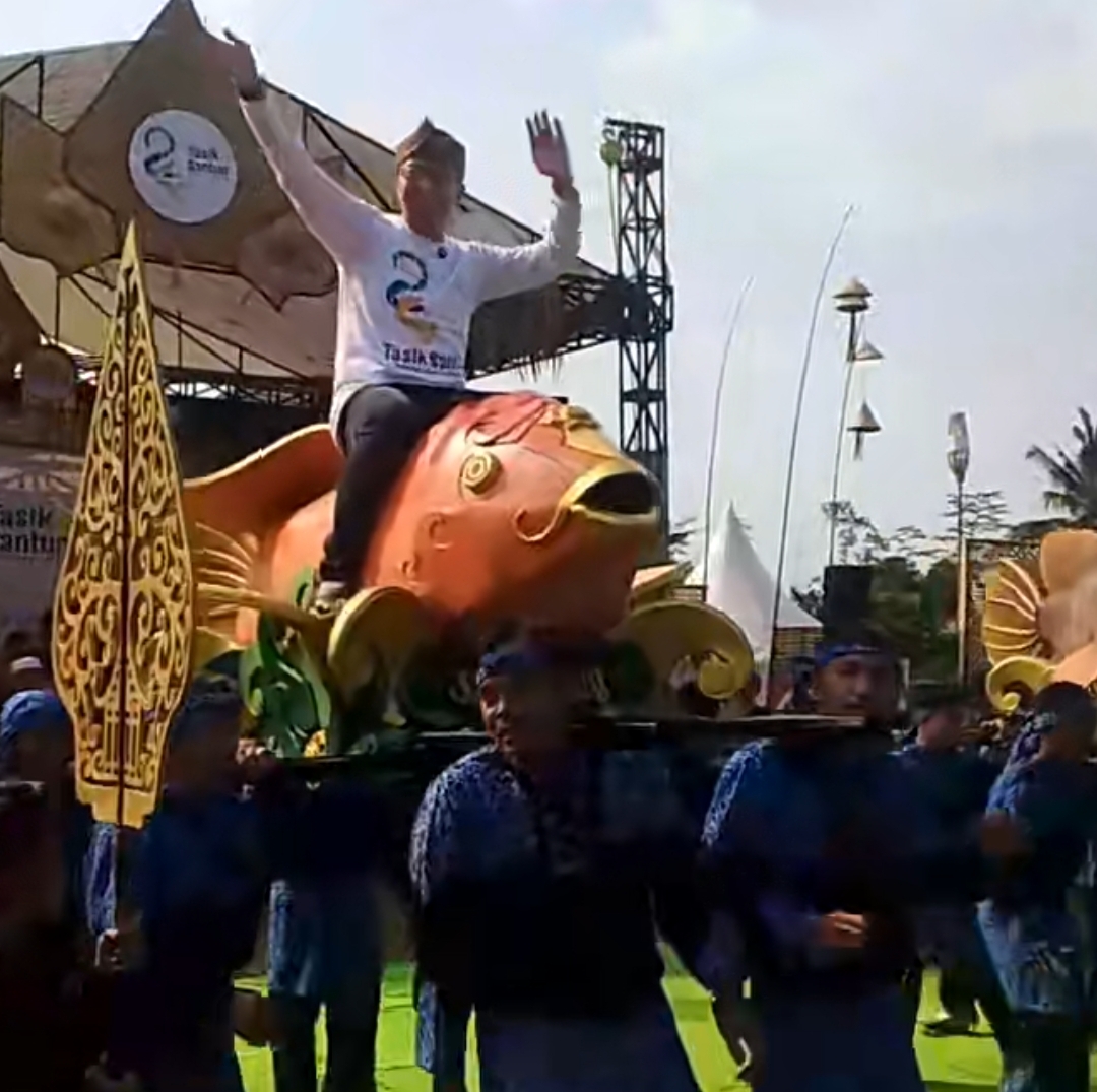 Antusias Masyarakat Indihiang Dalam Pembukaan Raksa Budaya Santun Dalam Rangka Merayakan Hari Jadi Kota Tasikmalaya ke-24.