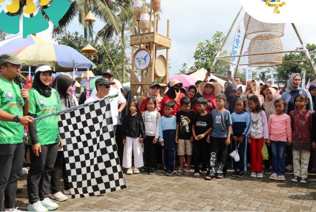 Wali Kota Viman Melepas Peserta Gerak Jalan Santai disambut Antusias Seluruh Masyarakat Kecamatan Bungursari.