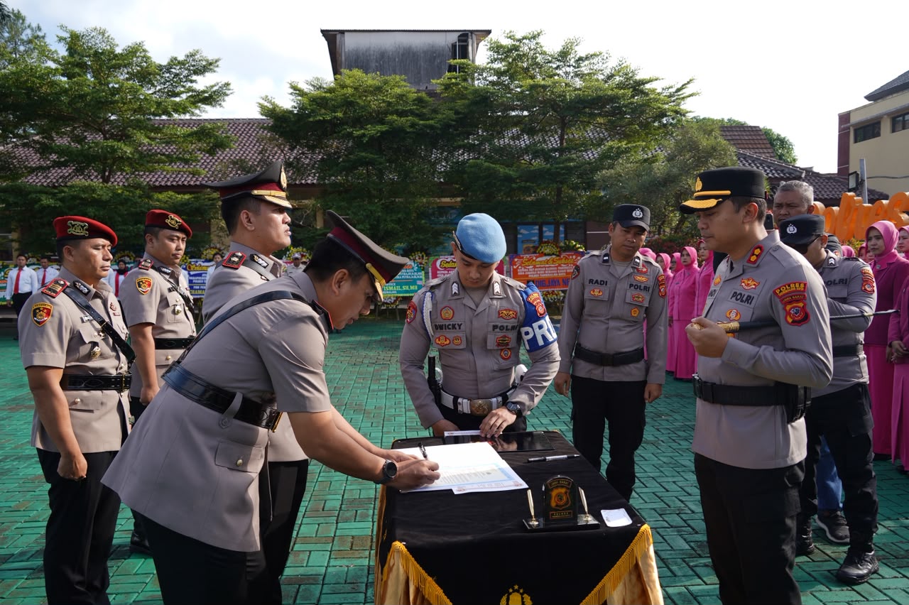 Kapolres Tasikmalaya Kota Pimpin Serah Terima Jabatan Wakapolres dan Kasat Reskrim.